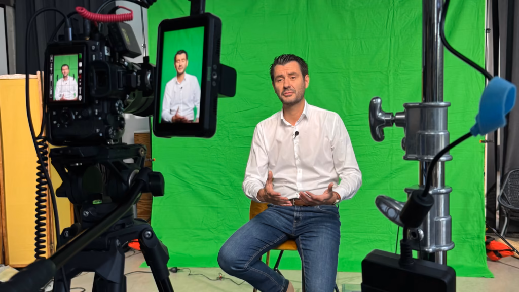 Tournage d'une vidéo témoignage client, un client interviewé face caméra dans ses locaux