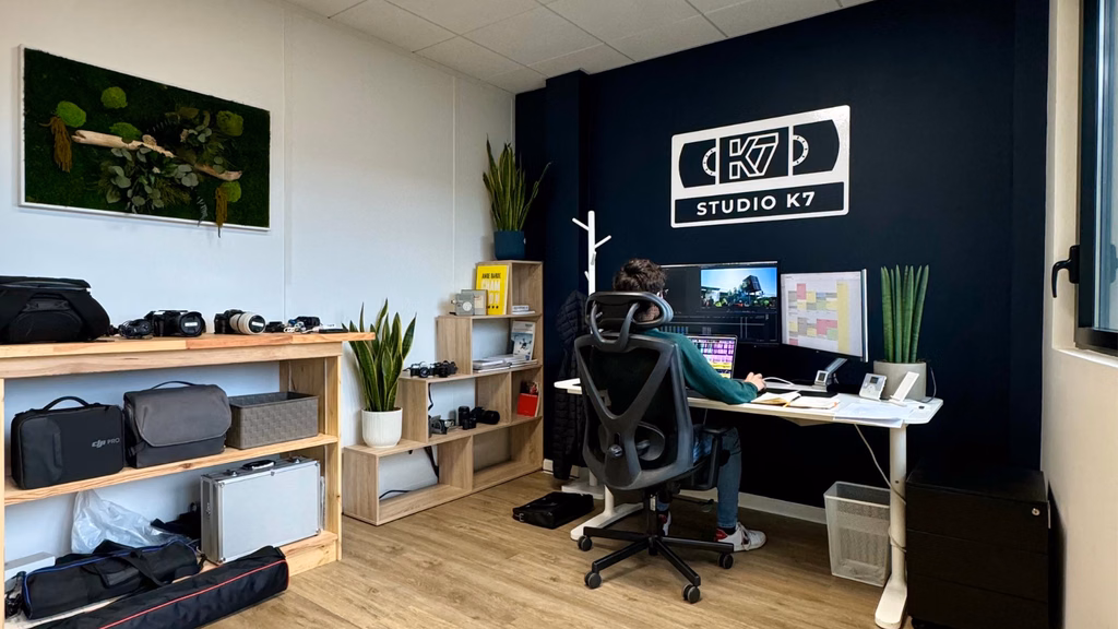 Analyse des statistiques pour mesurer le succès d'une vidéo d'entreprise en salle de montage à Lyon
