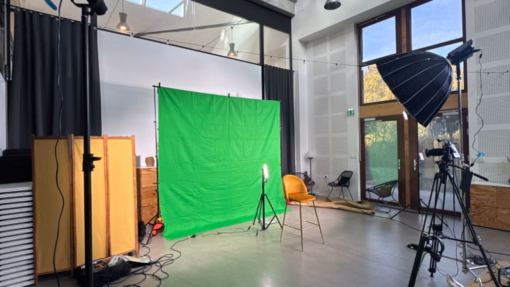 Installation du matériel avant le tournage d'une vidéo témoignage client en entreprise près de Lyon.