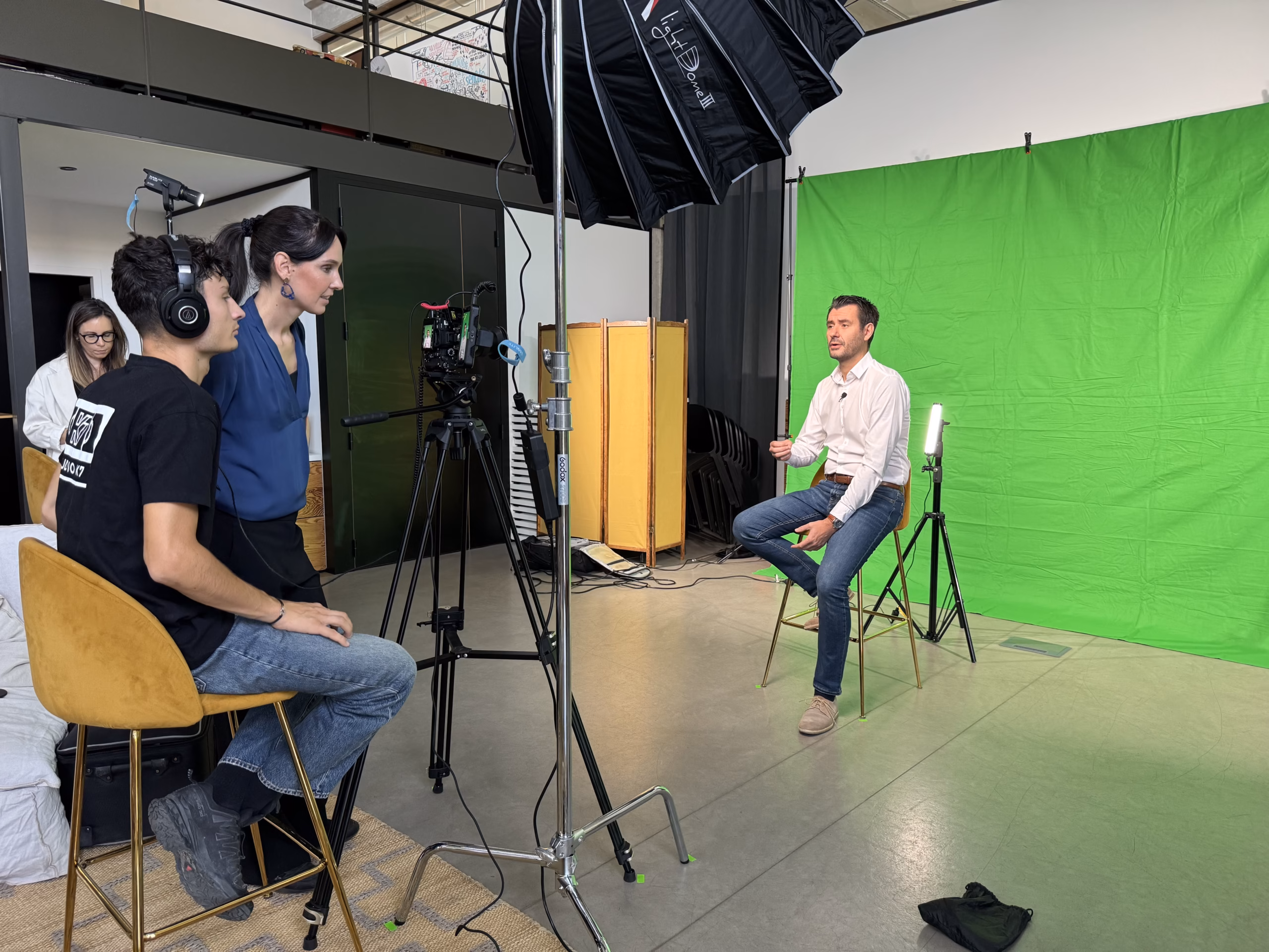 Tournage d'une interview en studio pour une stratégie vidéo d'entreprise