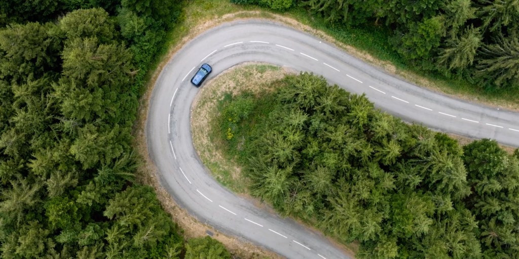 Plan drone voiture au milieu de la forêt.