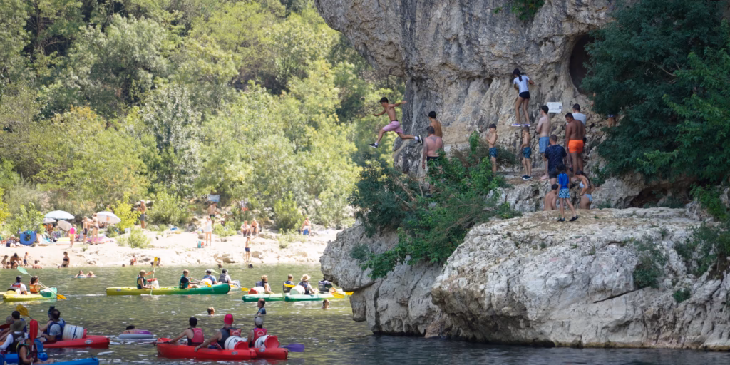 Enfant qui saute d’un rocher dans une rivière, scène du film eborn