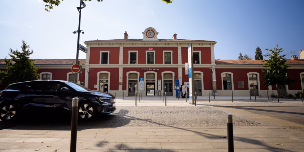 Voiture électrique devant la gare du Puy-en-Velay