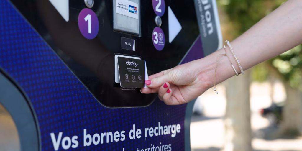 Borne de recharge eborn en ville