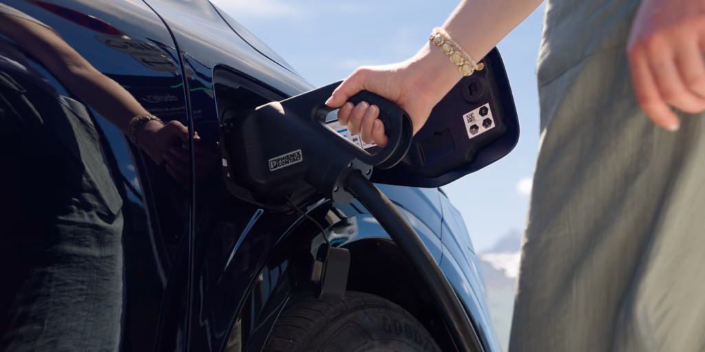 Voiture électrique en recharge sur une borne eborn